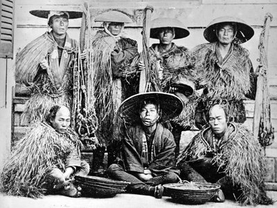 Coolies japoneses con impermeables de paja, c.1860s de Japanese Photographer